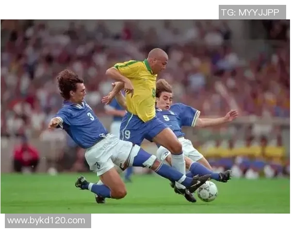 青少年以模仿世界球星经典进球提升足球技术与团队合作意识